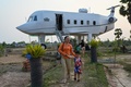 カンボジア・シエムレアプ近郊で、チラチ・ポーさんが建てた飛行機そっくりの家（2023年3月12日撮影）。(c)TANG CHHIN SOTHY / AFP