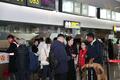 乗客の問い合わせに答える地上スタッフ（2025年1月26日撮影）。(c)Xinhua News