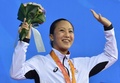 第17回アジア競技大会（17th Asian Games、Asiad）競泳女子100メートル平泳ぎ決勝。表彰台で歓喜する渡部香生子（Kanako Watanabe、2014年9月21日撮影）。(c)AFP/PHILIPPE LOPEZ