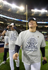 09MLBワールドシリーズ（7回戦制）、ニューヨーク・ヤンキース（%%New York Yankees%%）対フィラデルフィア・フィリーズ（%%Philadelphia Phillies%%）第6戦。試合はヤンキースが7-3で勝利し、2000年以来となる9年ぶり27度目のワールドシリーズ制覇を果たした。写真は試合後にグラウンドを周るヤンキースの松井秀喜（%%Hideki Matsui%%）。（2009年11月4日撮影）(c)AFP/Getty Images/Jed Jacobsohn