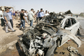 イラク・キルクーク（Kirkuk）で、巡回中の軍兵士と警察官を標的にした車両爆弾攻撃により爆発した車両の1台（2012年7月23日撮影）。(c)AFP/MARWAN IBRAHIM