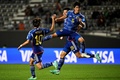 サッカーU-20W杯、グループC、日本対コロンビア。先制点を決めて喜ぶ山根陸（右、2023年5月24日撮影）。(c)LUIS ROBAYO / AFP