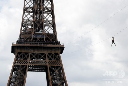 パリの眺めを満喫…できる？ エッフェル塔から時速90キロの空中散歩