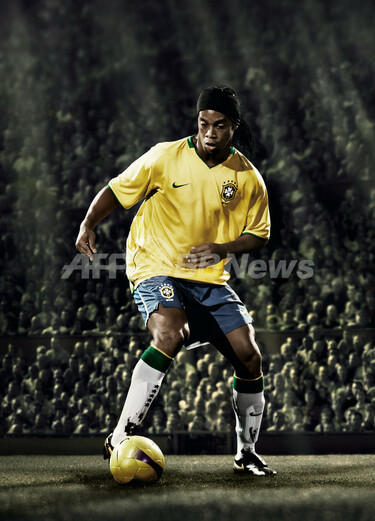 ブラジル代表 新ユニフォームを披露 写真3枚 国際ニュース：AFPBB News