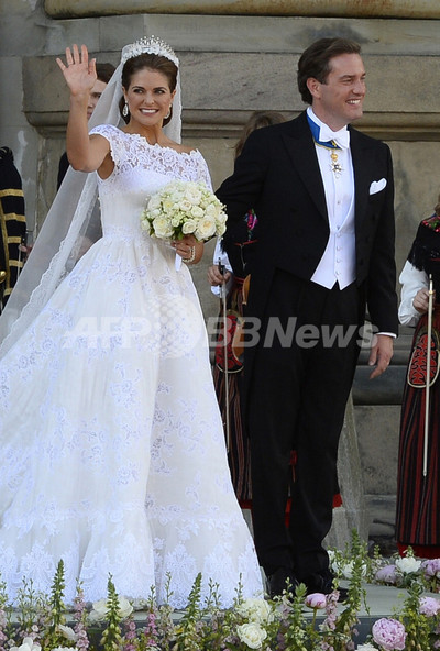 スウェーデンのマデレーン王女が結婚、ウエディングドレスは