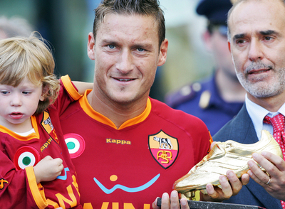 トッティ ゴールデンシューを授与される