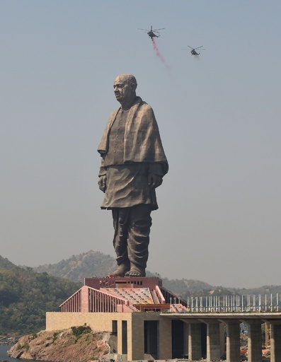世界一高い182メートルの像、インドで落成 周辺では抗議活動も