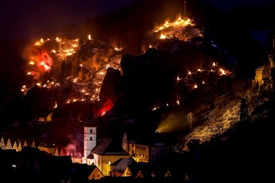 伝統的なかがり火で公現祭祝う、ドイツ