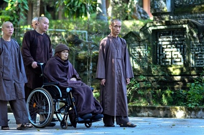 禅僧ティク・ナット・ハン師、母国ベトナムに永住帰国 当局は監視