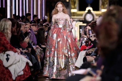 「スキャパレリ」19年春夏パリ・オートクチュール