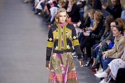 クラシックモダンなアーミーやドレススタイル、「テンパリー・ロンドン」18/19年秋冬