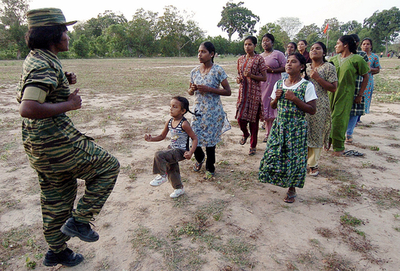 200人以上の犠牲者を受け、反政府軍が市民に「自衛」訓練 - スリランカ