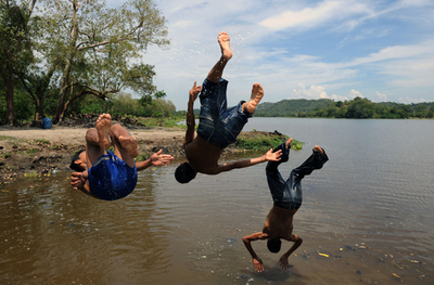 中米ホンジュラスの湖、観光地目指しウキクサ除去