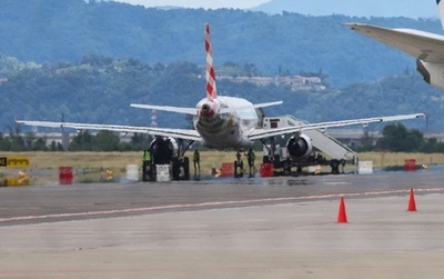 イタリアの空港で人がエンジンに吸い込まれたか 離着陸一時停止