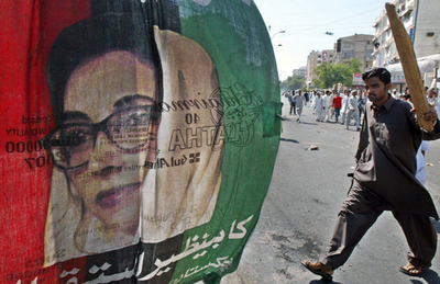 ブット元首相狙った自爆攻撃、男性3人に事情聴取