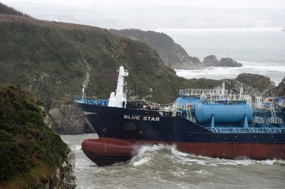 スペイン北部でケミカルタンカーが座礁、機関室の火災で