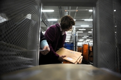 小包から不審な音！爆弾処理班、開けてびっくり