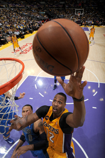 コービーがトリプルダブルの活躍、オニール氏の永久欠番に花を添える