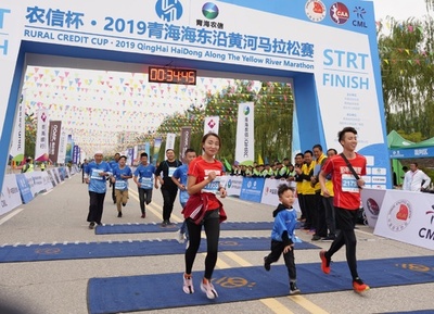 4歳児も参加、5200人で「海抜2000mマラソン」 中国・青海省