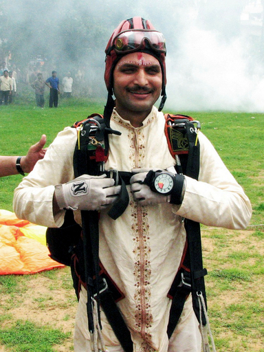 新郎が結婚式場にパラシュート降下、インド