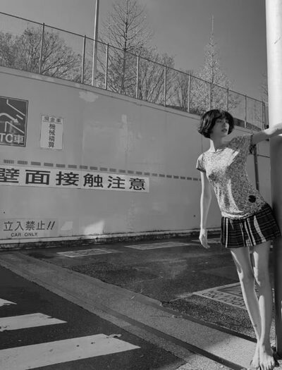 日本の横断歩道を「非現実的なスタイル」で歩いた韓流女優