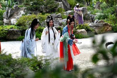 中国で市民権得た若者の「漢服」ファッション チャイナドレスとの違いは？