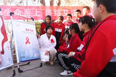中国のHIV感染者は105万人 学生や50歳以上が目立つ