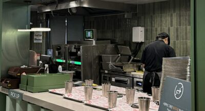 韓国のロボット企業、仁川空港にハンバーガー調理ロボットを設置