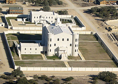 米テキサスの一夫多妻制教団施設、「初夜」のためのベッドを発見