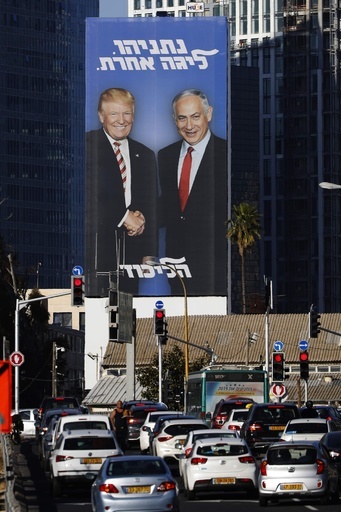 イスラエル首相とトランプ氏の巨大広告が登場、総選挙控え