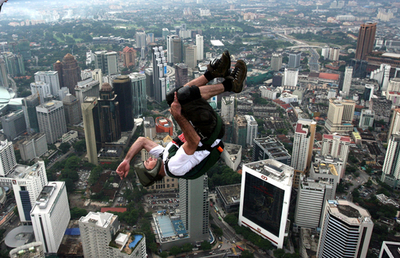 クアラルンプールの421メートルのタワーからジャンプ！