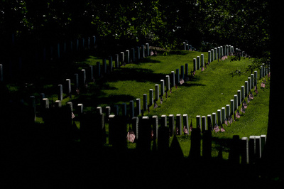 真珠湾攻撃で死亡の米水兵、国立墓地にようやく埋葬