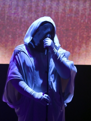 トランスジェンダー歌手Anohni、Eメールと引き換えに曲を提供