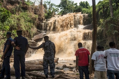遊泳中に倒木の下敷き、高校生20人死亡 ガーナ