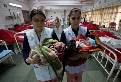 インドの新生児、年間30万人が24時間内に死亡 NGO報告
