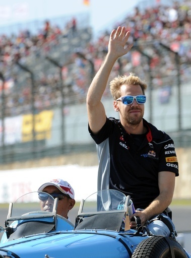 日本GP決勝前にベッテルらがパレード、歓声に応える