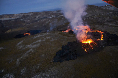 火山噴火の恐れで避難の住民、数分間の一時帰還 アイスランド