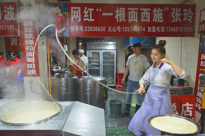 細く長〜く… 麺は続くよ宋代から 四川省・成都の観光名物に