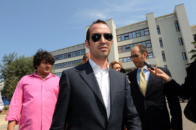 ベルルスコーニ伊首相に売春あっせん疑いの実業家を逮捕