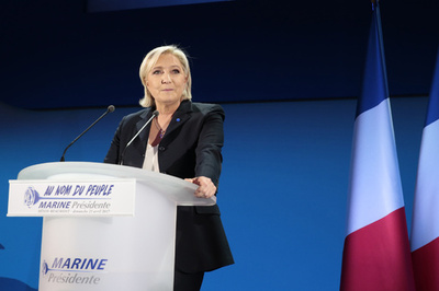 ルペン氏、極右政党を継ぎフランス初の女性大統領を目指す