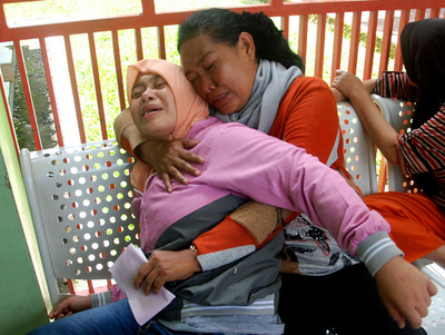 密造酒による死者数が90人に、一部地域で非常事態宣言も インドネシア