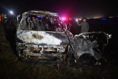 乗客輸送中のワゴン車が衝突・炎上、15人死亡 パキスタン