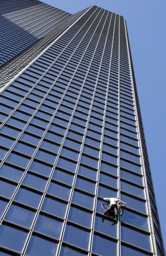 仏スパイダーマン、186メートル高層ビル「登頂」成功