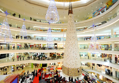 高さ33メートルの巨大クリスマスケーキ、菓子職人が奮闘中