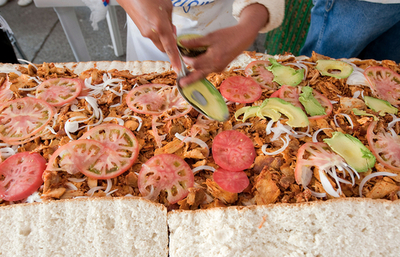 46メートルの巨大サンドイッチで世界記録に挑戦、メキシコ