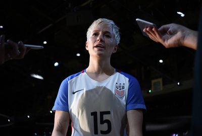 国歌斉唱で起立拒否の女子サッカー選手、連盟の新方針に従うと明言