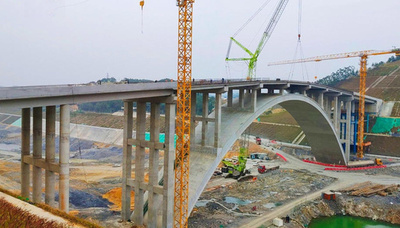 中国広西の平陸運河で 動物を渡すための橋の本体工事が完了