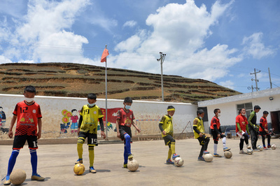 雲の上の小学校、サッカー少年たちの夢 中国・四川省