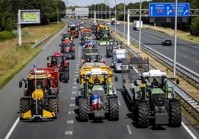 【今日の1枚】「家畜を減らすな」トラクターで抗議 オランダ