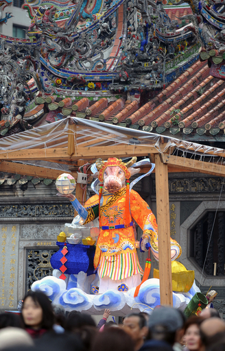 春節を祝う人びとで賑わう龍山寺　台湾
